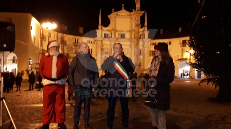 VENARIA - Con l'albero acceso in piazza Annunziata prende il via il Natale: gli appuntamenti del week-end