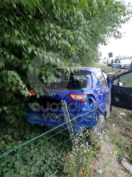 RIVOLI - Perdono il controllo dell'auto e finiscono fuori dalla tangenziale: due feriti