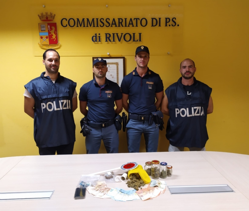 COLLEGNO - Vede i poliziotti e scappa: a casa trovati marijuana e hashish. 26enne arrestato