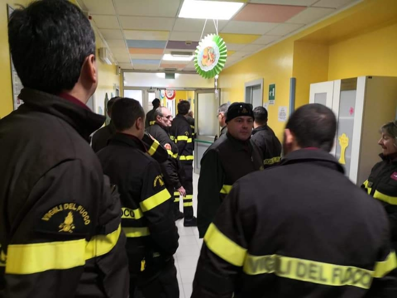 RIVOLI - I vigili del fuoco di Grugliasco, Rivoli e Rivalta in visita ai bambini ricoverati in ospedale