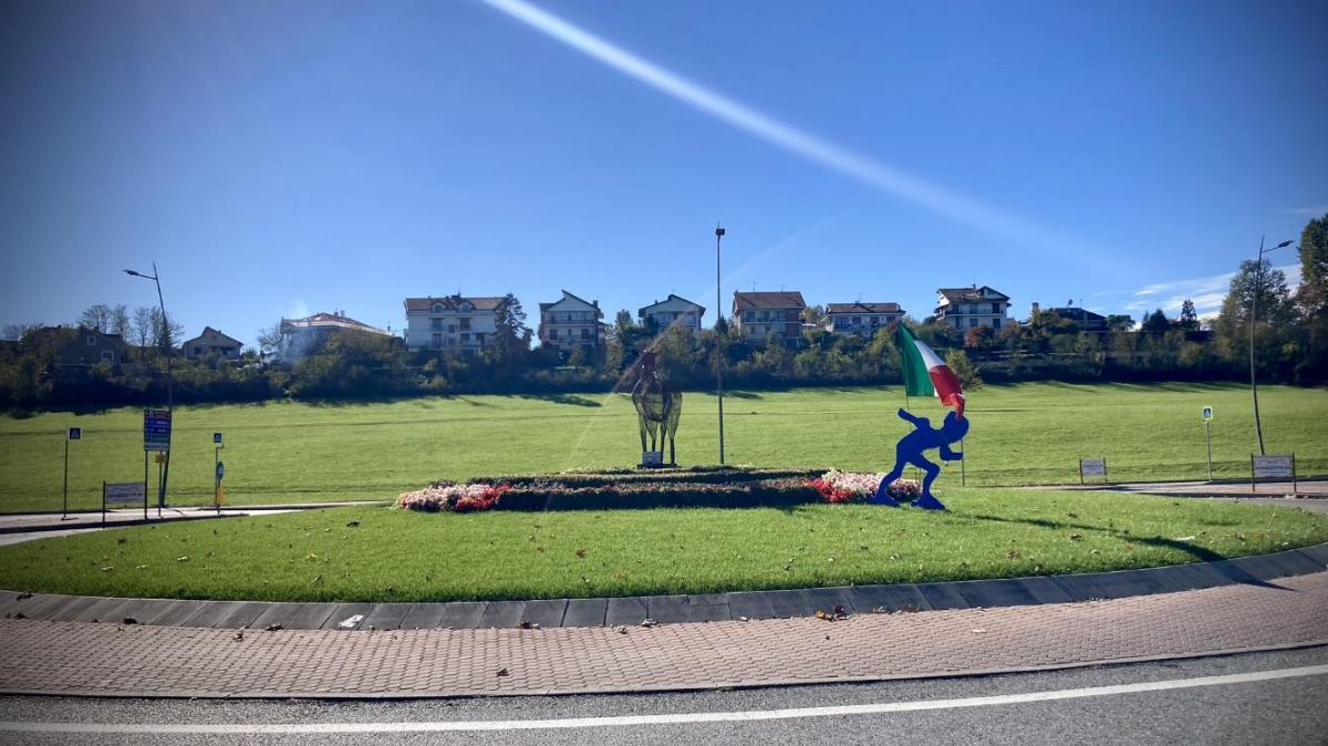 DRUENTO - Nella «rotonda del Cervo» appare l'omaggio alla campionessa Alice Marletti - FOTO