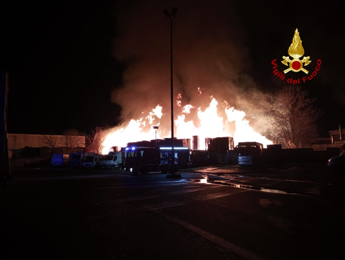 INCENDIO A BORGARO - Fiamme alla «Af Pallet» di via Emilia - FOTO