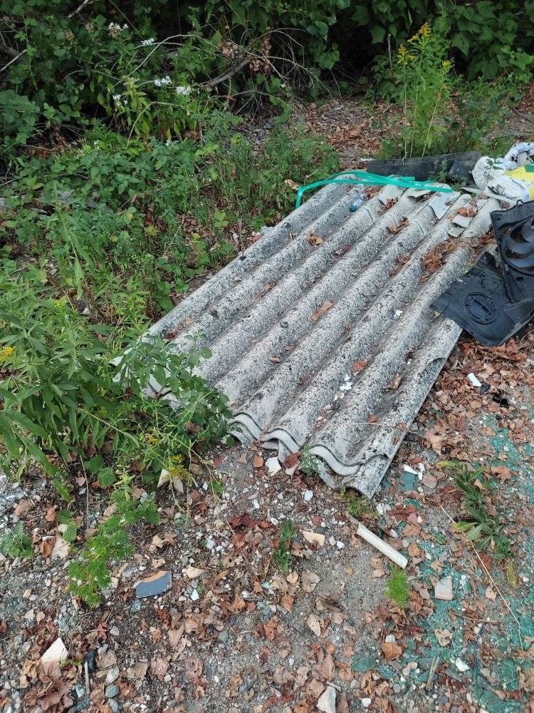 VENARIA - Rifiuti abbandonati in Corona Verde, i civich pizzicano il colpevole: rischia una multa da 26mila euro - FOTO