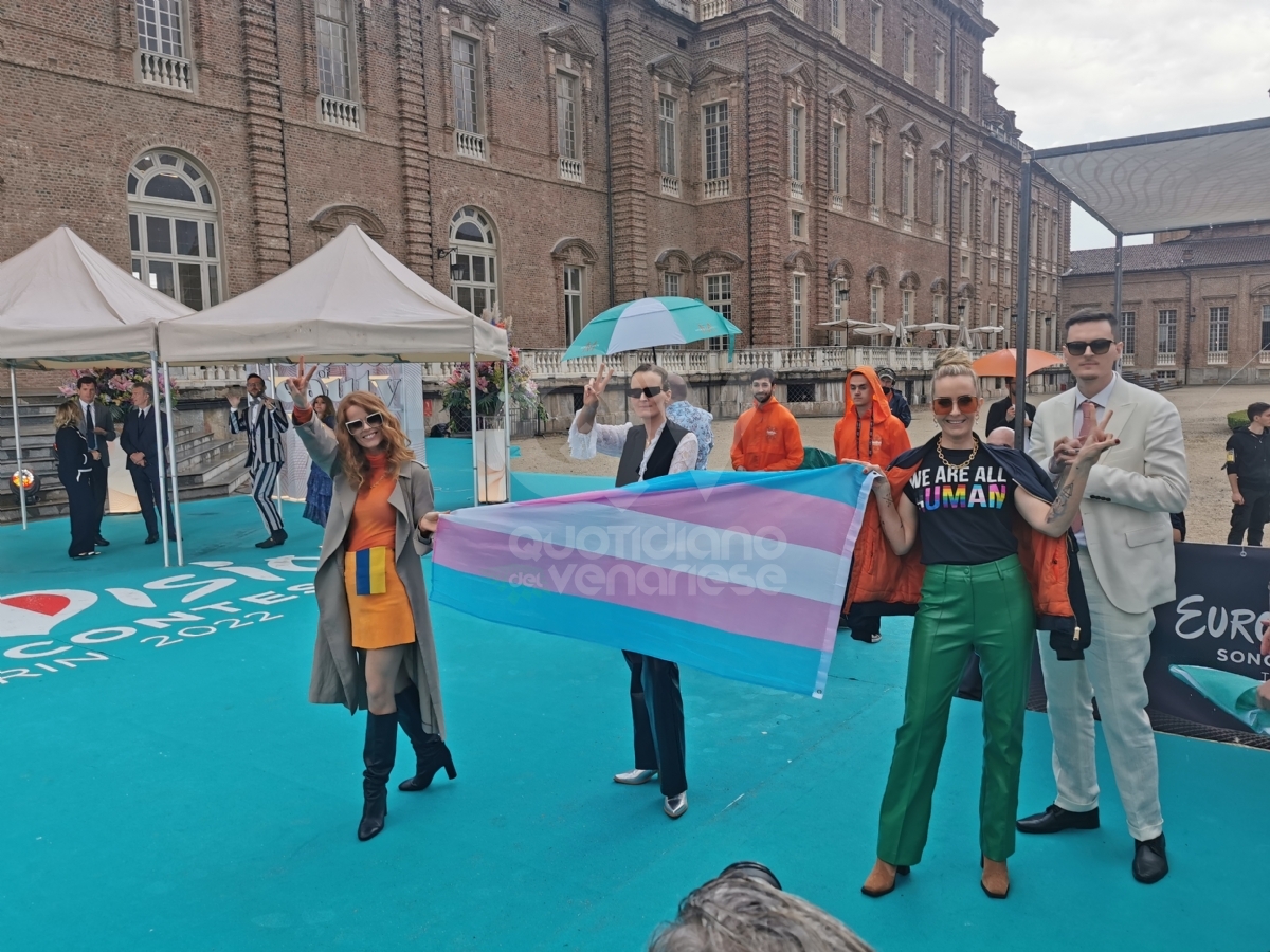 VENARIA - Eurovision, grande festa in città per il «Turquoise Carpet»: la passerella dei cantanti in gara - FOTO