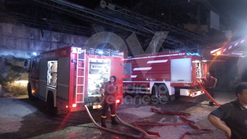 VILLANOVA - A fuoco il capannone della Seges: distrutti due mezzi. Atto doloso?
