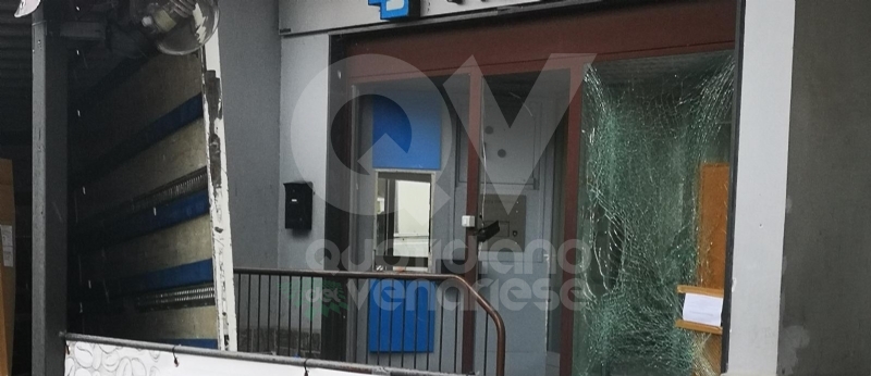 DRUENTO - Fanno esplodere il bancomat della Banca del Piemonte: ladri in fuga con il bottino