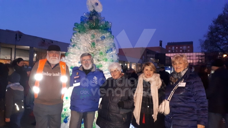 VENARIA - Alla Romero ecco l'albero creativo: realizzato con le bottiglie di plastica vuote