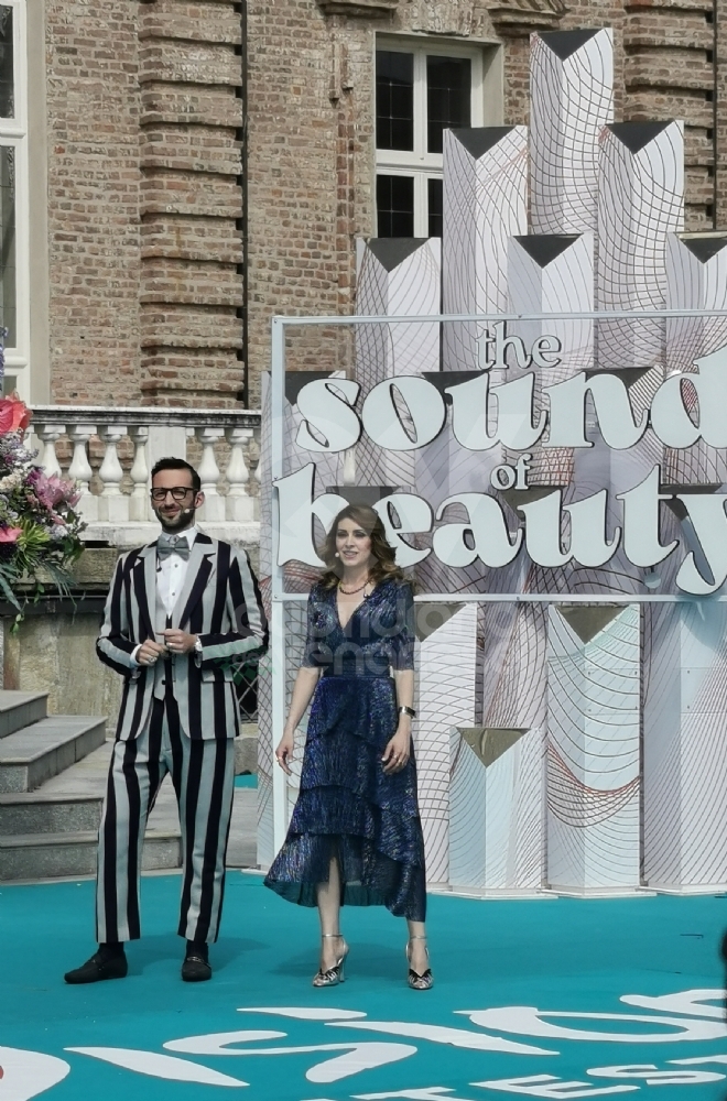 VENARIA - Eurovision, grande festa in città per il «Turquoise Carpet»: la passerella dei cantanti in gara - FOTO