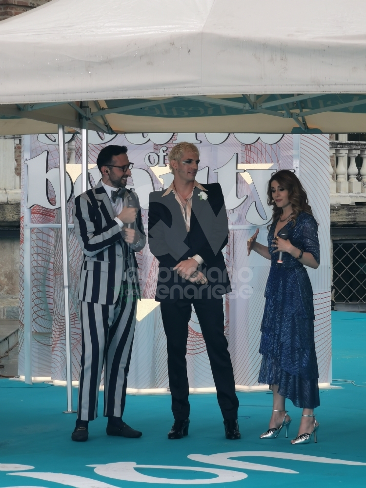 VENARIA - Eurovision, grande festa in città per il «Turquoise Carpet»: la passerella dei cantanti in gara - FOTO