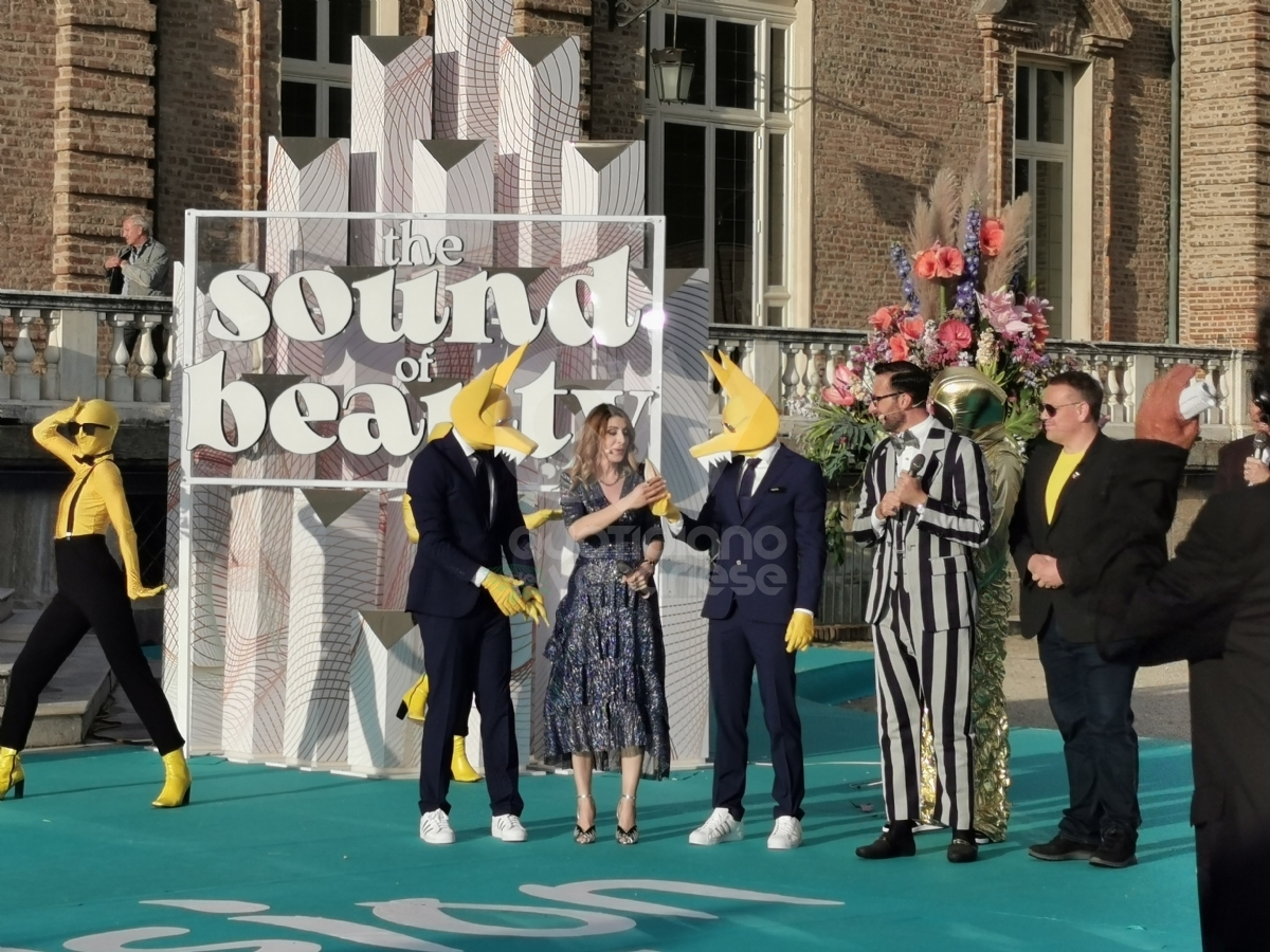 VENARIA - Eurovision, grande festa in città per il «Turquoise Carpet»: la passerella dei cantanti in gara - FOTO