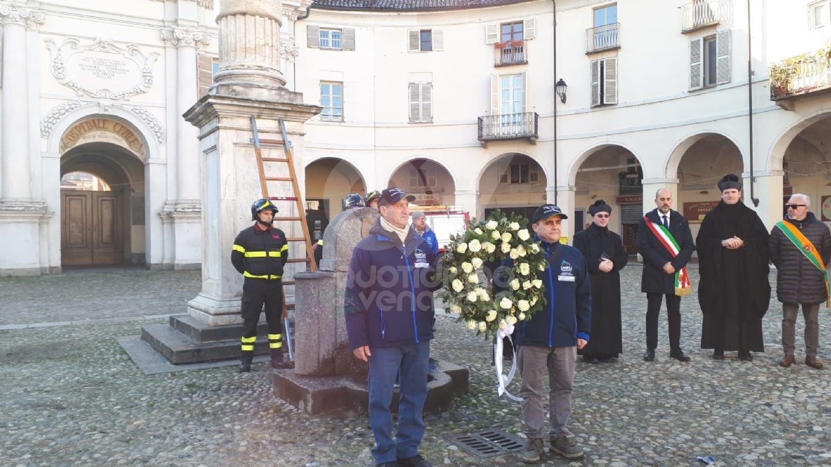 VENARIA - I Vigili del Fuoco omaggiano l'Immacolata in piazza Annunziata - FOTO