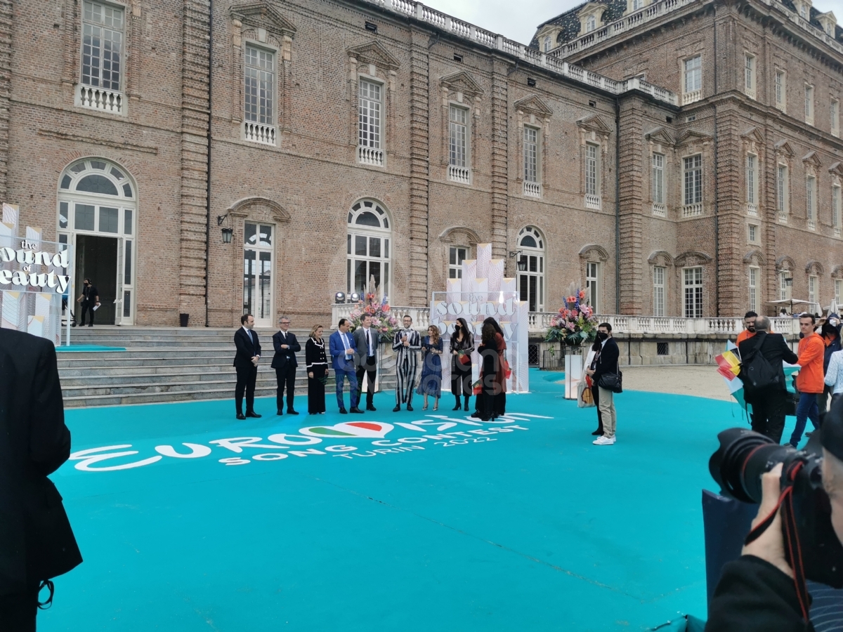 VENARIA - Eurovision, grande festa in città per il «Turquoise Carpet»: la passerella dei cantanti in gara - FOTO