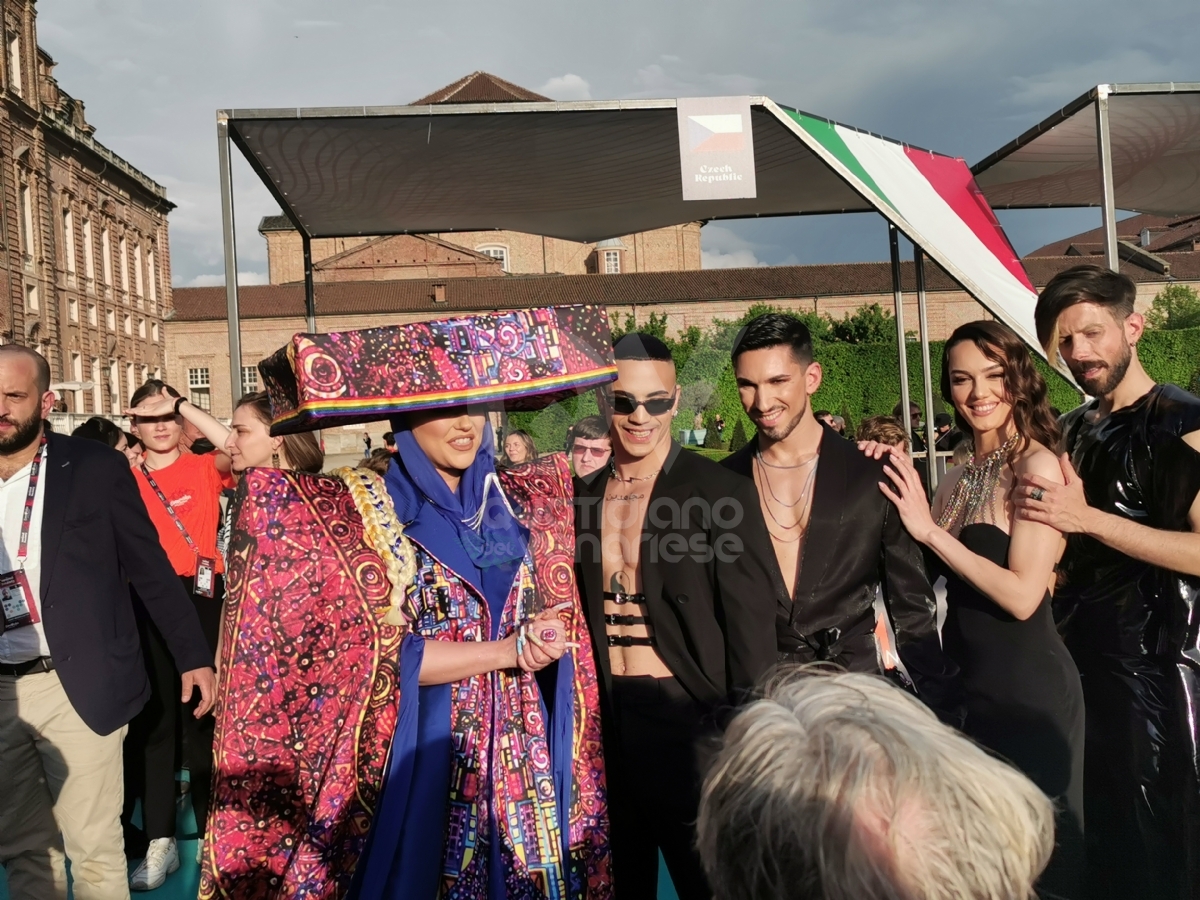 VENARIA - Eurovision, grande festa in città per il «Turquoise Carpet»: la passerella dei cantanti in gara - FOTO