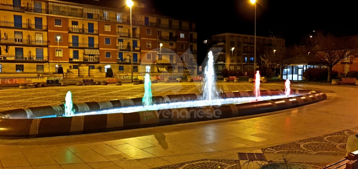 VENARIA - La nuova vita della fontana di piazza Pettiti: illuminata con led colorati