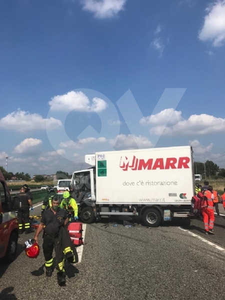 DELIRIO IN TANGENZIALE - Scontro fra due autocarri: un uomo incastrato, traffico bloccato