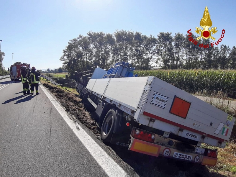 CASELLE - Incidente sul raccordo. Autoarticolato si ribalta: era pieno di bombole