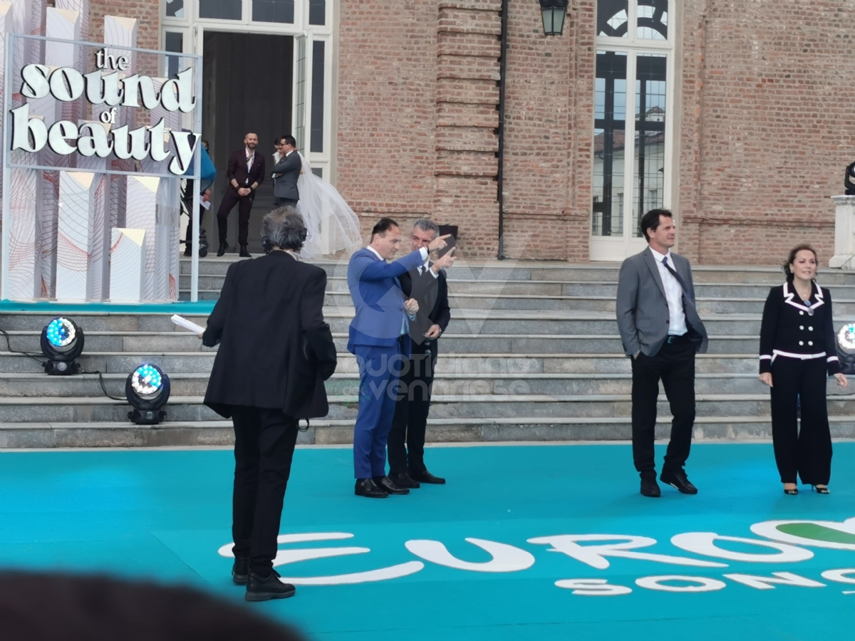 VENARIA - Eurovision, grande festa in città per il «Turquoise Carpet»: la passerella dei cantanti in gara - FOTO