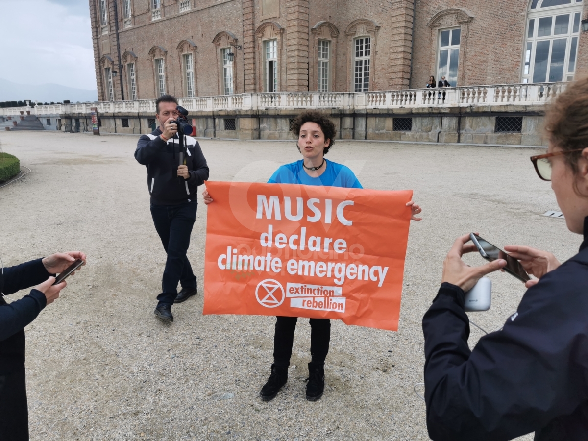 VENARIA - Eurovision, grande festa in città per il «Turquoise Carpet»: la passerella dei cantanti in gara - FOTO