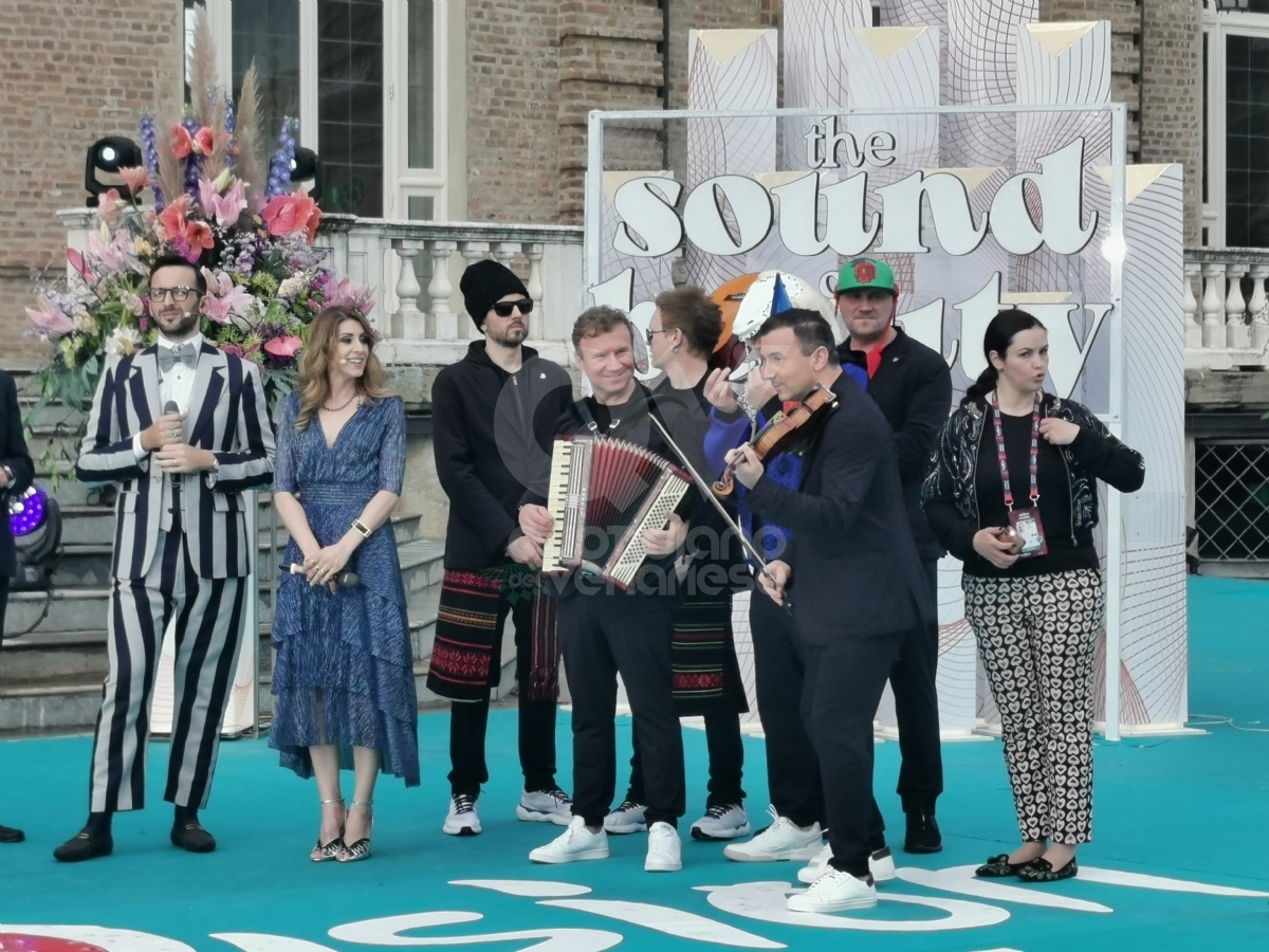 VENARIA - Eurovision, grande festa in città per il «Turquoise Carpet»: la passerella dei cantanti in gara - FOTO
