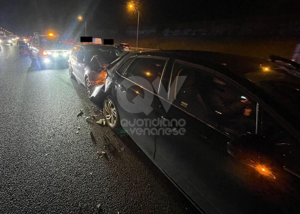 INCIDENTE IN TANGENZIALE A VENARIA - Tamponamento fra tre auto, quattro feriti - FOTO