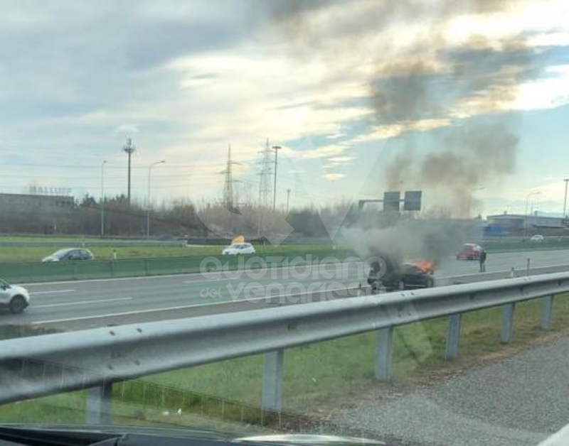 VENARIA - Auto a fuoco mentre percorre la tangenziale