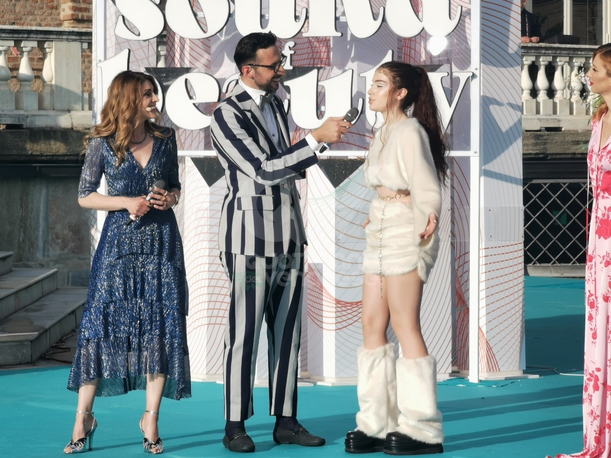 VENARIA - Eurovision, grande festa in città per il «Turquoise Carpet»: la passerella dei cantanti in gara - FOTO