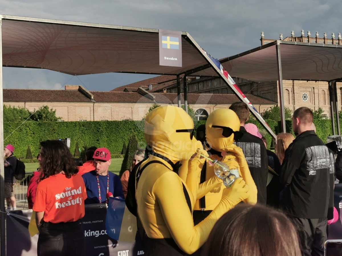 VENARIA - Eurovision, grande festa in città per il «Turquoise Carpet»: la passerella dei cantanti in gara - FOTO