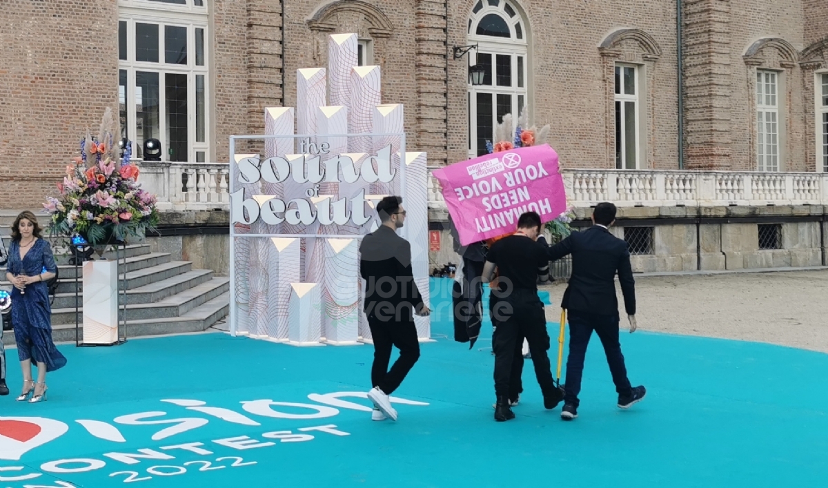 VENARIA - Eurovision, grande festa in città per il «Turquoise Carpet»: la passerella dei cantanti in gara - FOTO