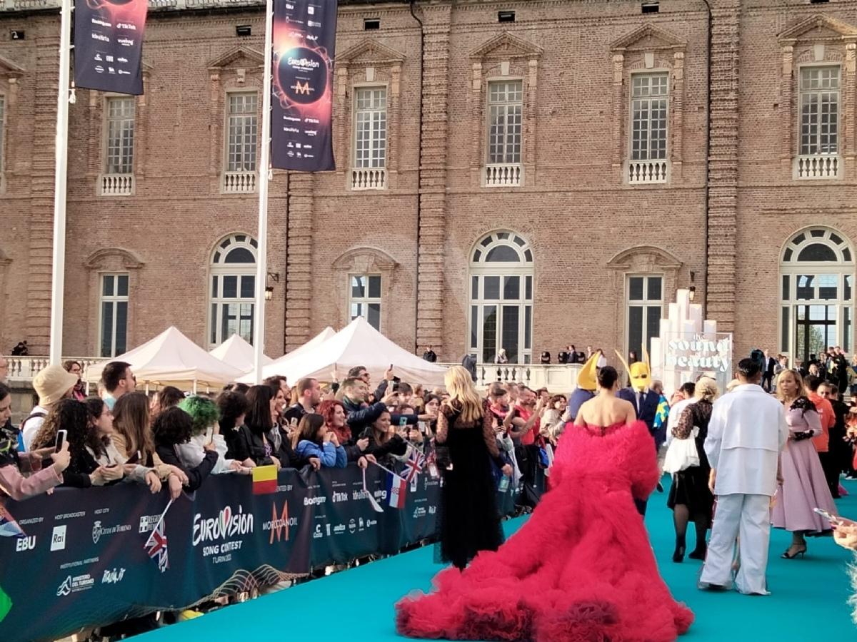 VENARIA - Eurovision, grande festa in città per il «Turquoise Carpet»: la passerella dei cantanti in gara - FOTO
