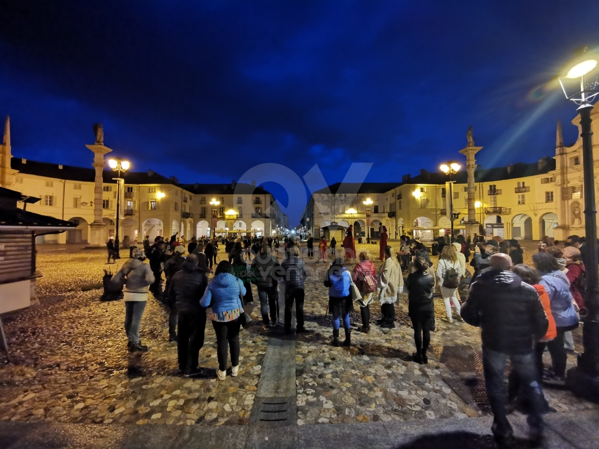VENARIA - La «mini Notte Bianca»: musica e allegria nonostante il maltempo - FOTO