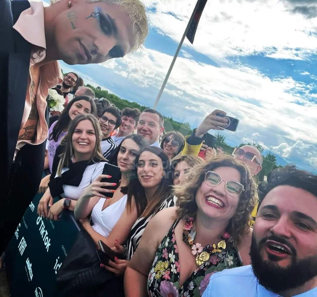VENARIA - Eurovision, grande festa in città per il «Turquoise Carpet»: la passerella dei cantanti in gara - FOTO