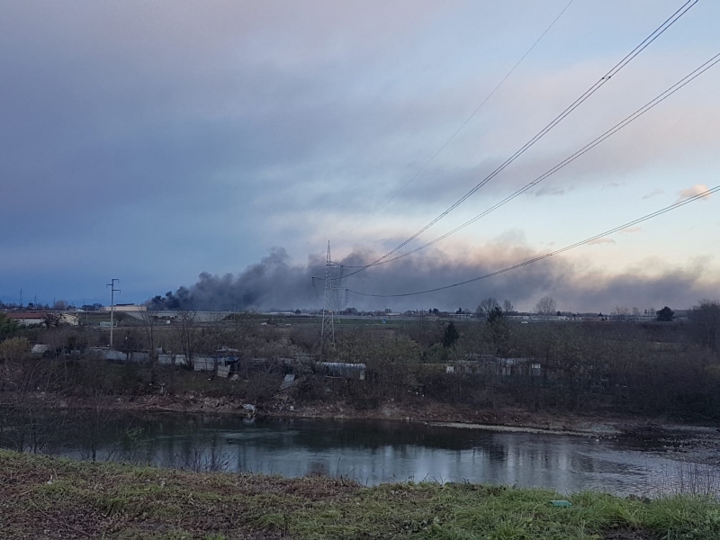 BORGARO - Incendio alla Reinol: per l'Arpa non ci sono pericoli per chi abita nelle vicinanze
