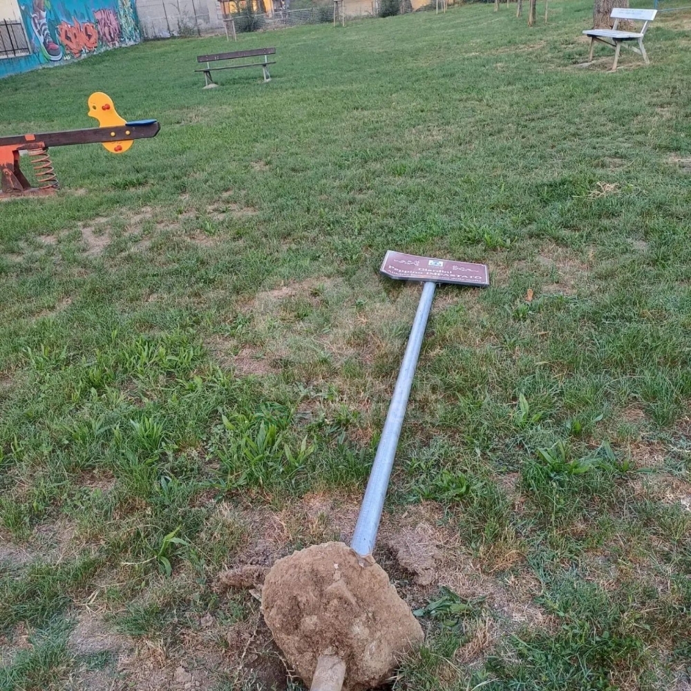 ALPIGNANO - Vandalizzato il giardino Peppino Impastato: domani presidio di legalità - FOTO