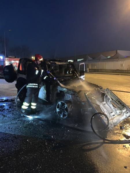 CASELLE - Paura in strada Leini: Jeep prende fuoco mentre è in marcia