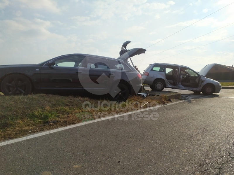 PIANEZZA - Scontro fra due auto in via La Cassa: due persone ferite