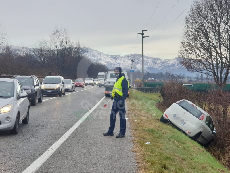 VENARIA - Auto finisce nel fosso dopo lo scontro con il suv lungo la sp1: due feriti