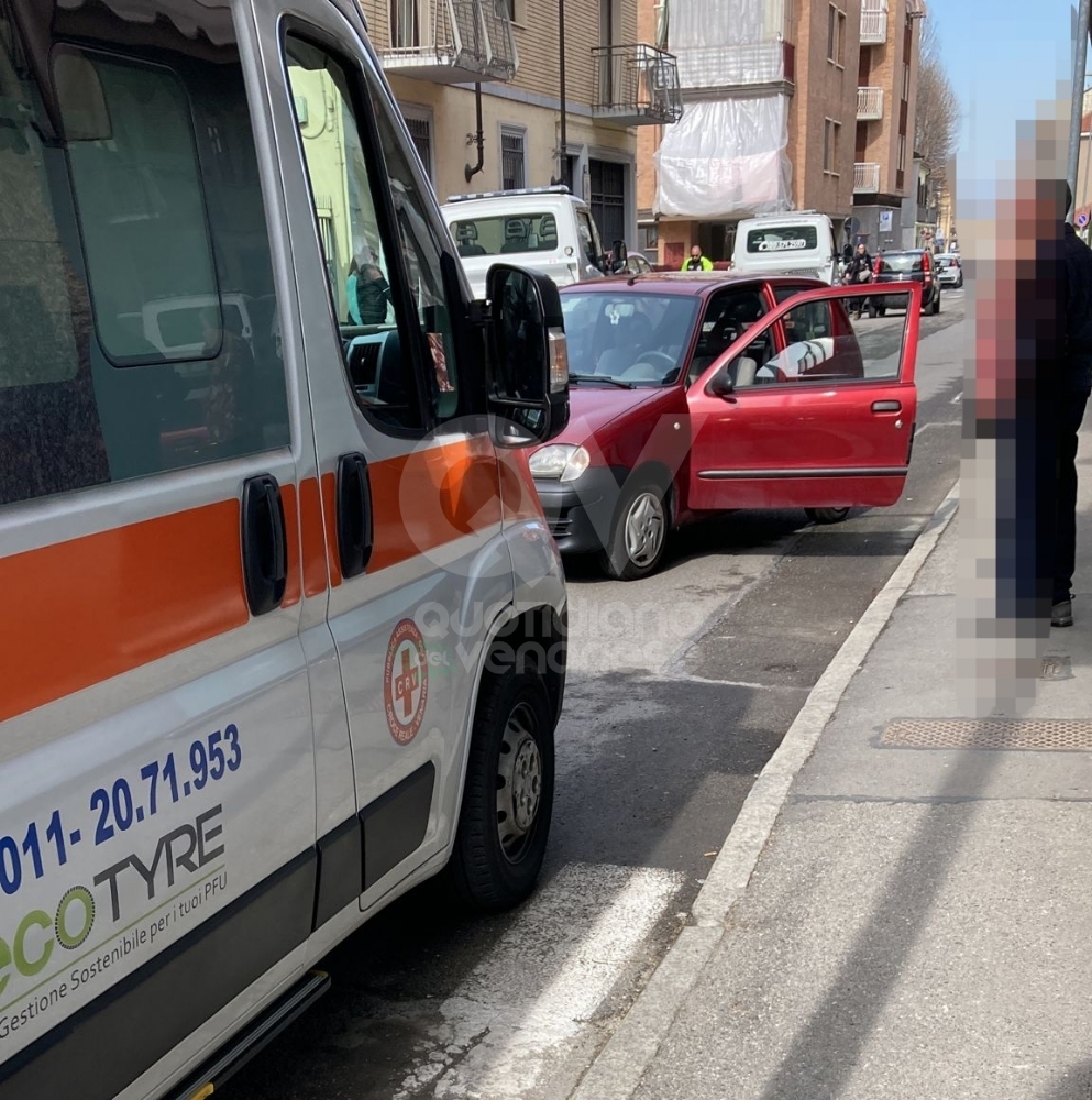 INCIDENTE A VENARIA - Scontro fra due auto tra via Zanellato e corso Matteotti - FOTO