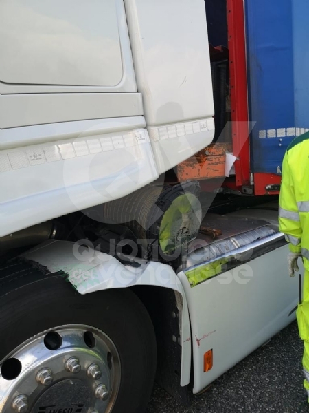RIVOLI - La cabina del tir sfondata dallo stesso carico dopo una frenata: autista ferito
