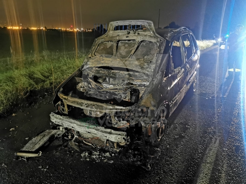 RIVOLI - Auto in fiamme in tangenziale: conducente riesce a mettersi in salvo