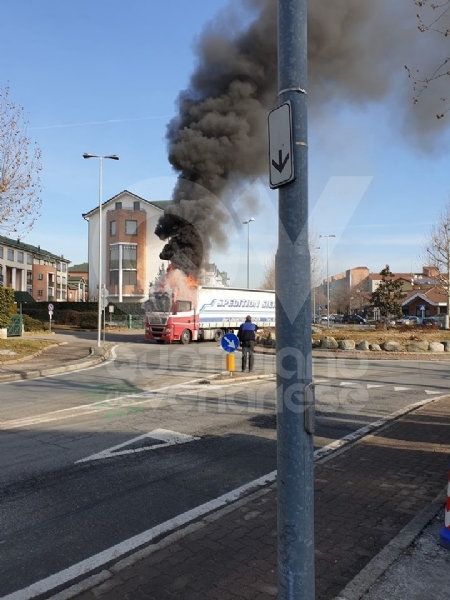 BORGARO - Paura in via Gramsci: tir prende improvvisamente fuoco