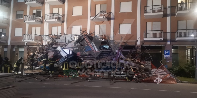 BORGARO - CROLLA IL PONTEGGIO DI UN PALAZZO: ATTIMI DI TERRORE IN VIA INGHILTERRA - FOTO