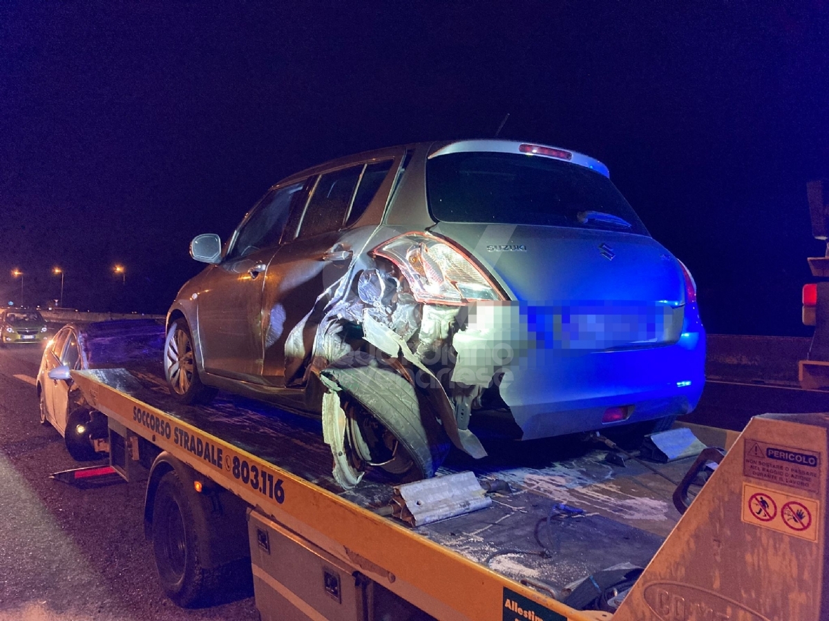 INCIDENTE IN TANGENZIALE - Tamponamento fra due auto: una si ribalta. Due feriti lievi - FOTO