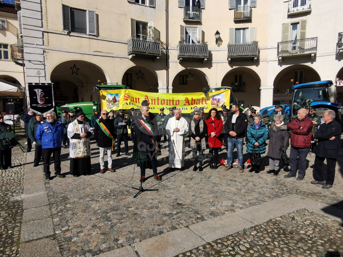 VENARIA - La grande festa per Sant'Antonio Abate: in tanti per il corteo dei trattori - FOTO E VIDEO