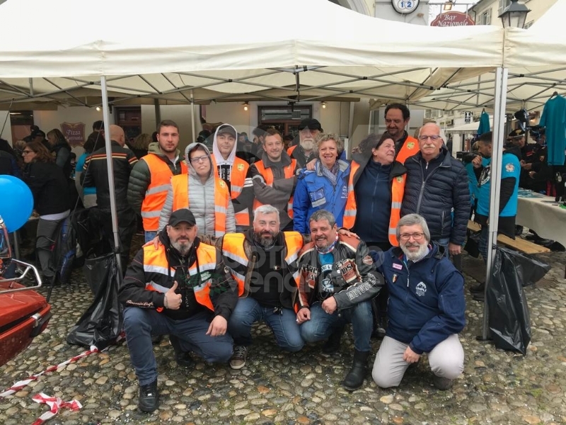 VENARIA - «Un motogiro per unire»: piazza Annunziata tinta di blu ha accolto centinaia di Harley