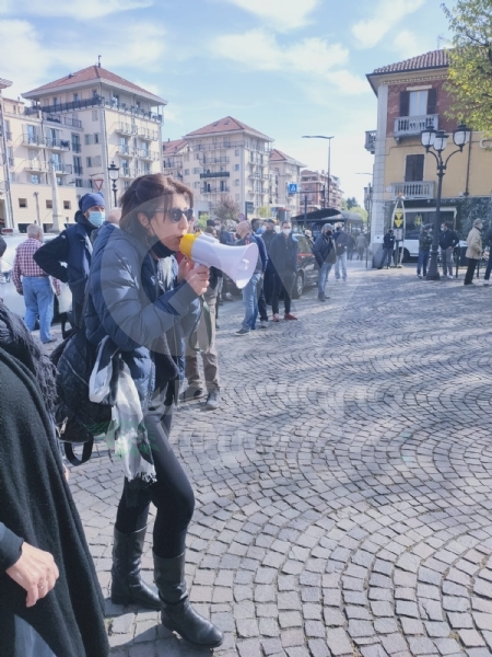 RIVOLI - Il commercio scende in piazza: «Siamo preoccupati per il nostro futuro» - FOTO