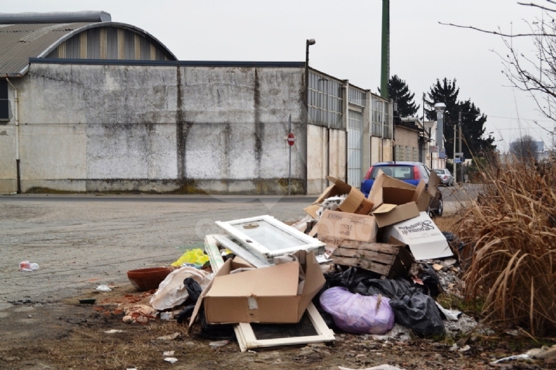 GRUGLIASCO - Grazie alle telecamere scovati 32 «furbetti dei rifiuti» - FOTO