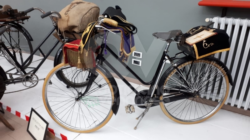 VENARIA - Biciclette, tricicli vintage e gli antichi mestieri: la nuova mostra di Antonio Iorio