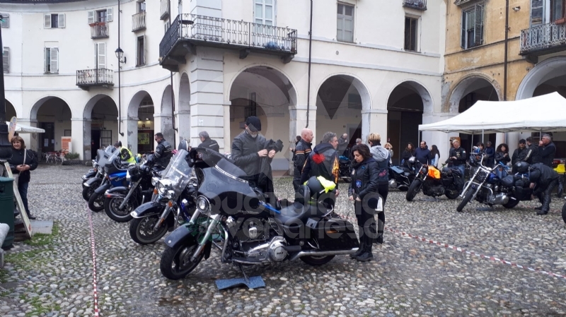VENARIA - «Un motogiro per unire»: piazza Annunziata tinta di blu ha accolto centinaia di Harley