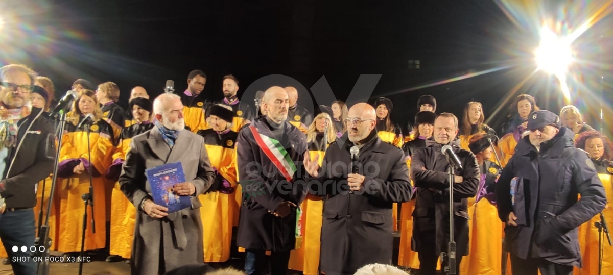 VENARIA - Luci accese, cori gospel, bambini dell'IC 1 protagonisti: via al Natale di «Immaginaria» - FOTO E VIDEO