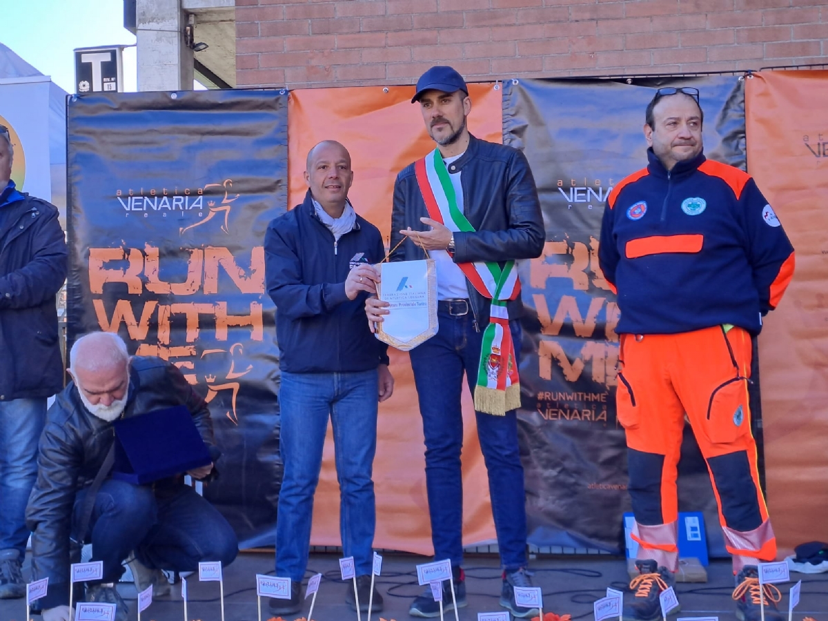 VENARIA - Una marea di gente per la «StraVenaria» e la «21 Reale» - FOTO E VIDEO